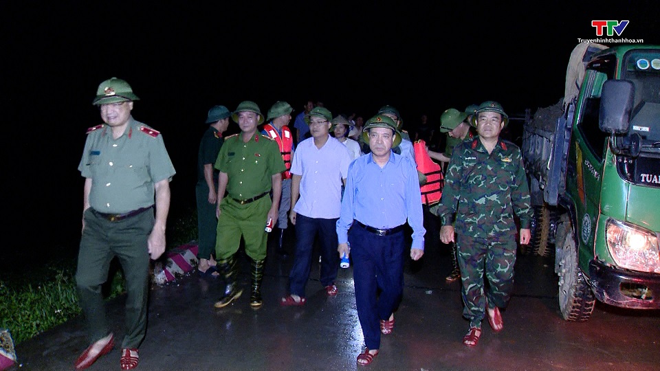 Phó Bí thư Thường trực Tỉnh ủy Lại Thế Nguyên trực tiếp chỉ đạo xử lý sự cố thấm nước qua đê sông Mã- Ảnh 1.