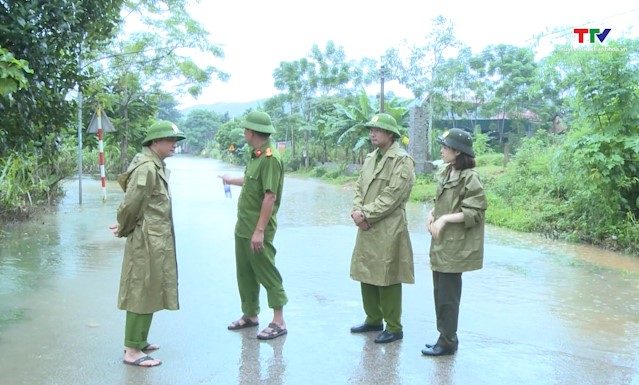 Công an huyện Thạch Thành nỗ lực giúp Nhân dân ứng phó với ngập lụt và sạt lở đất- Ảnh 1.