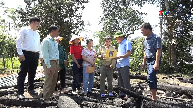 Lãnh đạo huyện Lang Chánh thăm hỏi, động viên gia đình bị hỏa hoạn- Ảnh 1.