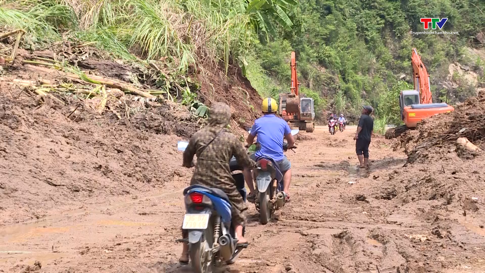 Nhiều khó khăn trong khắc phục sạt lở trên các tuyến đường miền núi Thanh Hóa- Ảnh 4.