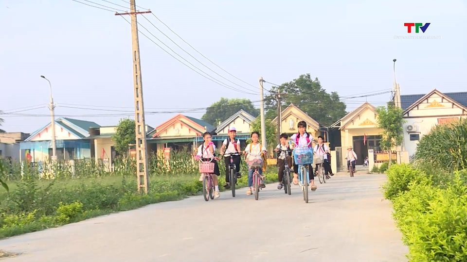 Rộn ràng ngày khai giảng của học sinh ở khu tái định cư cho đồng bào sinh sống trên sông- Ảnh 3.