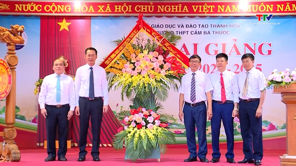 Phó Bí thư Tỉnh ủy Trịnh Tuấn Sinh dự lễ khai giảng năm học mới tại trường THPT Cầm Bá Thước, huyện Thường Xuân- Ảnh 2.