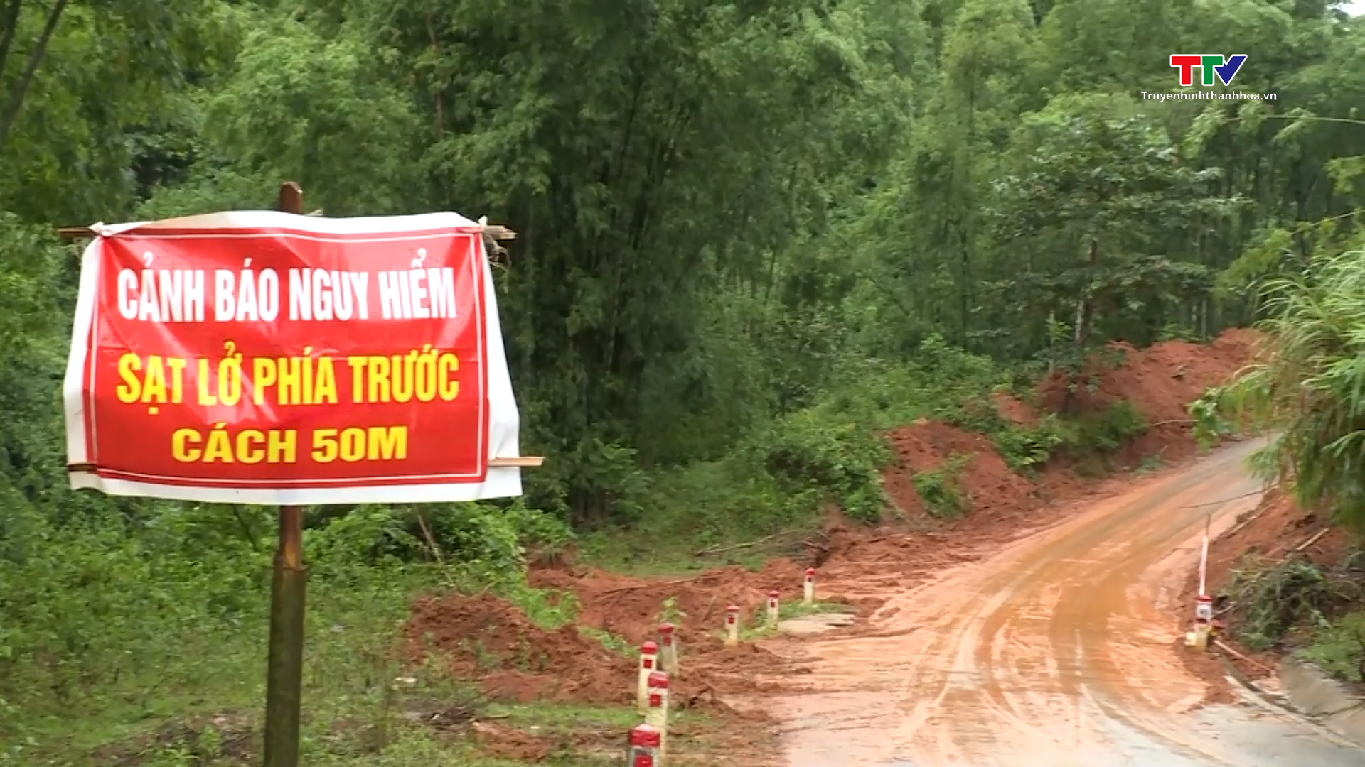 Sạt lở nghiêm trọng làm gián đoạn giao thông trên một số tuyến đường thuộc huyện Mường Lát- Ảnh 2.