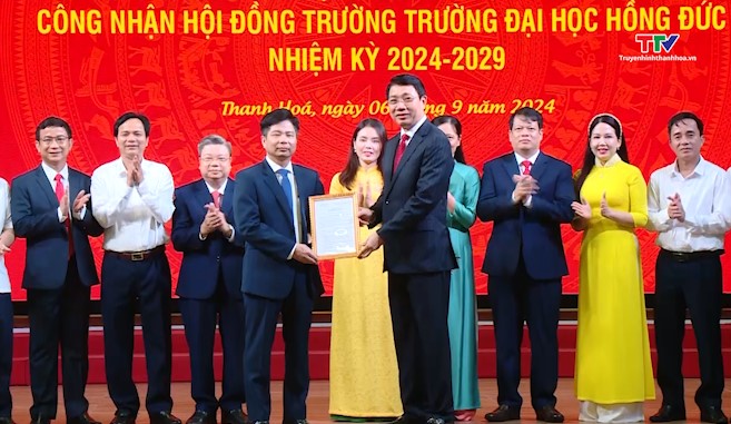 Công bố các quyết định, nghị quyết về công tác cán bộ của Trường Đại học Hồng Đức- Ảnh 2.