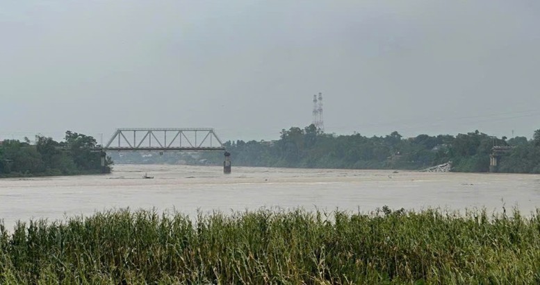 Sập cầu Phong Châu (Phú Thọ), cứu được 3 người bị nạn- Ảnh 1. Sập cầu Phong Châu (Phú Thọ), cứu được 3 người bị nạn- Ảnh 1.