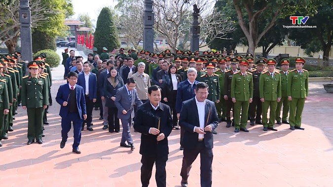 Phó Chủ tịch HĐND tỉnh Nguyễn Quang Hải kiểm tra tình hình sản xuất và tặng quà gia đình chính sách tại huyện Triệu Sơn- Ảnh 1.