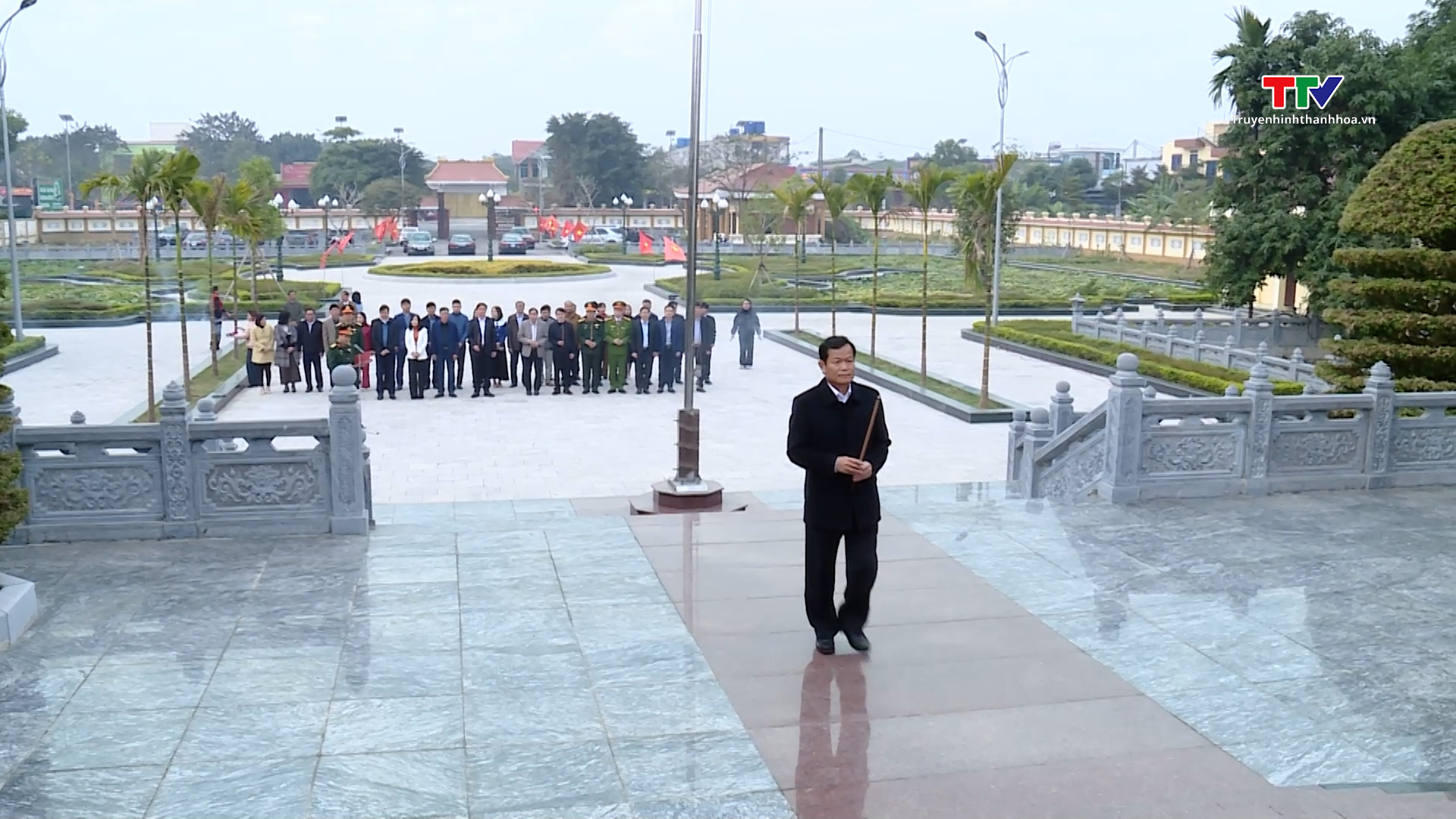 Phó Chủ tịch Hội đồng Nhân dân tỉnh Nguyễn Quang Hải kiểm tra tình hình sản xuất và tặng quà gia đình chính sách huyện Yên Định- Ảnh 1.