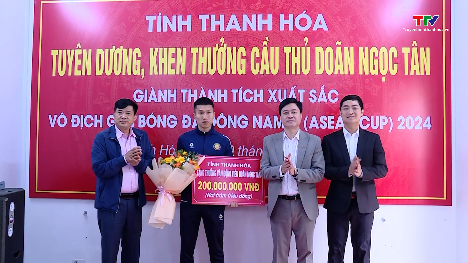 Thanh Hóa tuyên dương, khen thưởng cầu thủ Doãn Ngọc Tân - Ảnh 1.