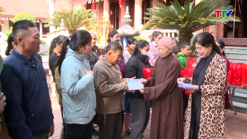 Hội Phật giáo trao quà cho trẻ mồ côi và người nghèo- Ảnh 1.