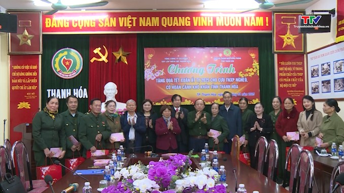 Công ty cổ phần xây lắp Điện lực Thanh Hóa trao quà Tết cho hội viên Thanh niên xung phong- Ảnh 1.