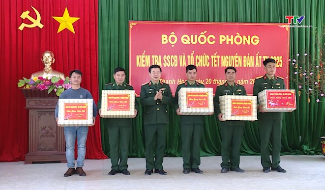 Đoàn công tác Bộ Quốc phòng và tỉnh Thanh Hoá thăm chúc Tết cán bộ chiến sỹ đảo Mê- Ảnh 5.