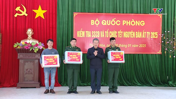 Đoàn công tác Bộ Quốc phòng và tỉnh Thanh Hoá thăm chúc Tết cán bộ chiến sỹ đảo Mê- Ảnh 8.