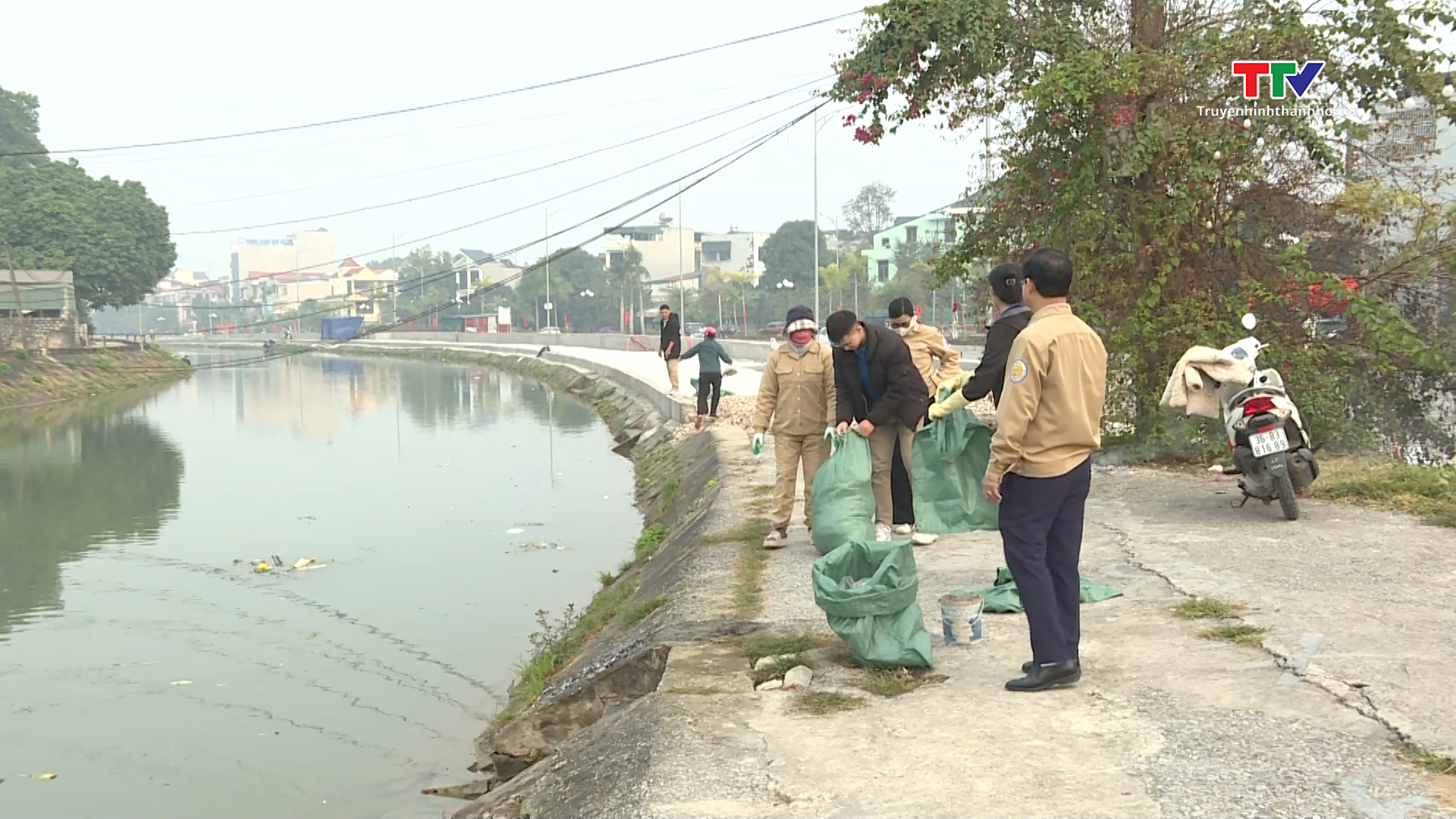 Tuyên truyền, hướng dẫn người dân không xả rác khi thả cá ngày 23 tháng Chạp- Ảnh 3.