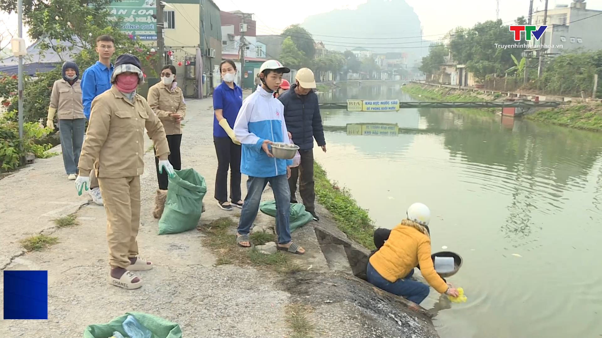 Tuyên truyền, hướng dẫn người dân không xả rác khi thả cá ngày 23 tháng Chạp- Ảnh 1.