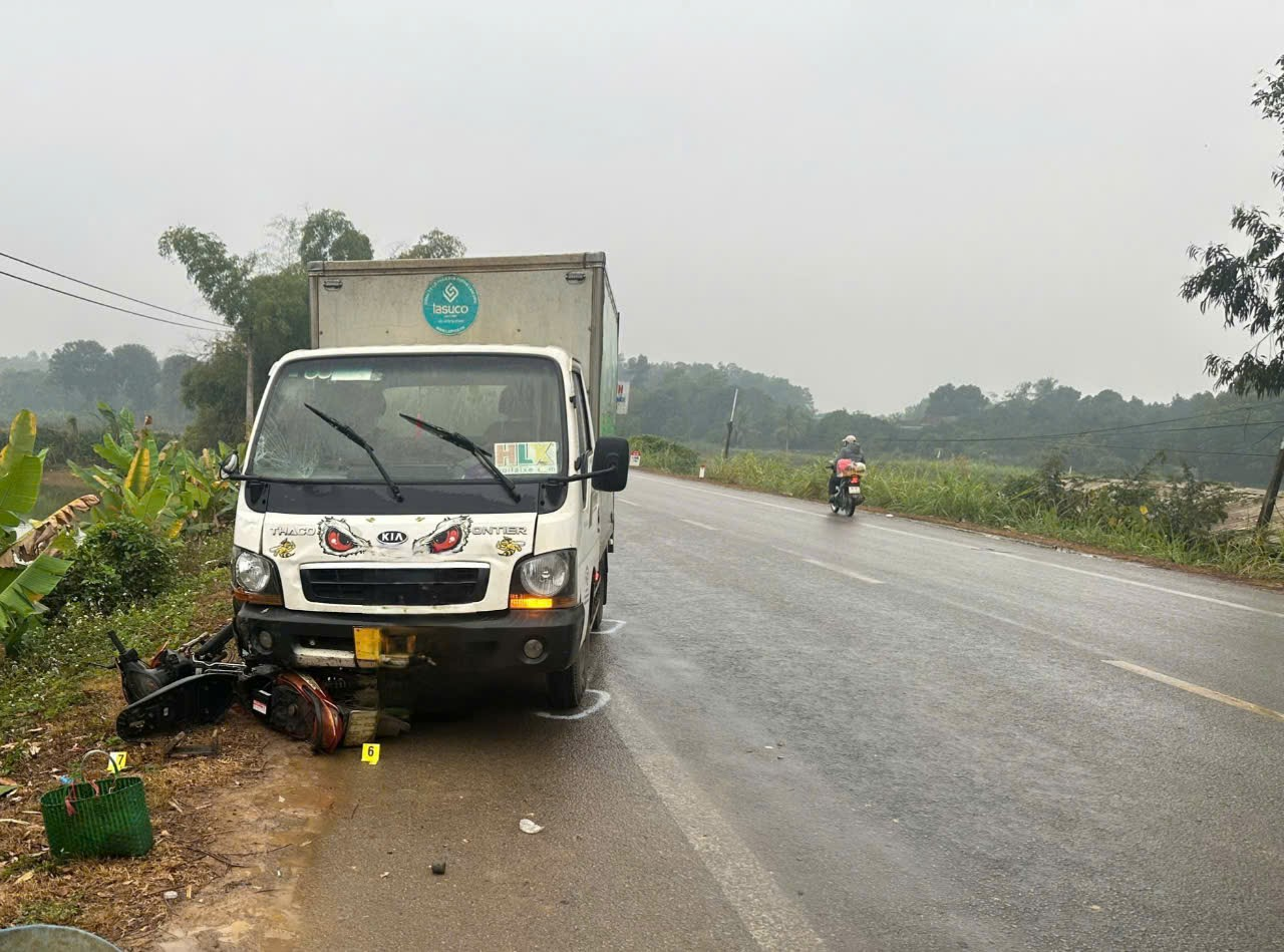 Thanh Hoá: Không chú ý quan sát, xe ô tô tải thùng đâm vào xe mô tô đi phía trước cùng chiều làm 01 người tử vong- Ảnh 1.