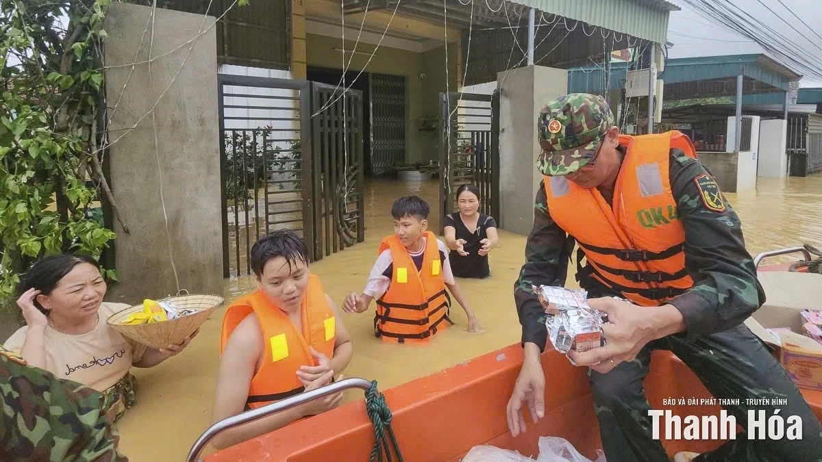 Bảo đảm an toàn cho người dân, phòng ngừa nguy cơ xảy ra tai nạn, sự cố trong mưa lũ, ngập lụt sau bão số 10- Ảnh 1.