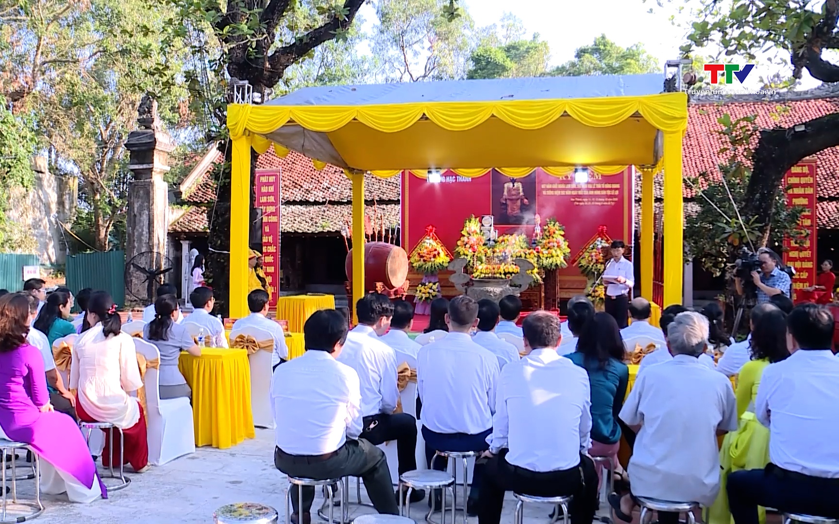 Phường Hạc Th&agrave;nh d&acirc;ng hương tại Th&aacute;i miếu nh&agrave; Hậu L&ecirc;