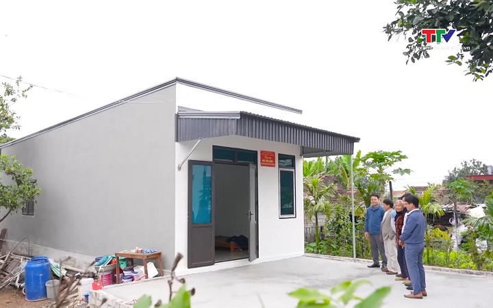 Trao kinh phí hỗ trợ xây dựng mái ấm cho hội viên phụ nữ- Ảnh 1. Trao mái ấm, gửi yêu thương