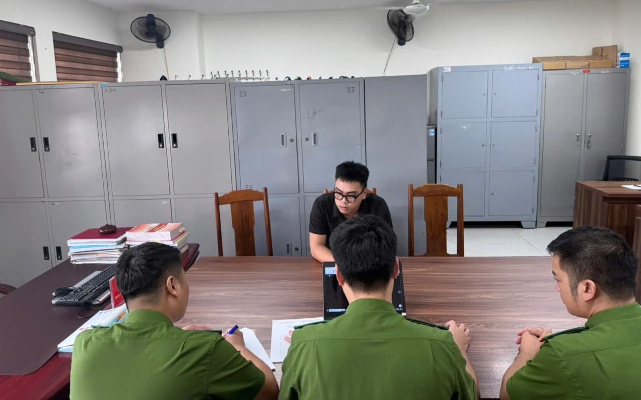 Bác bỏ thông tin sai sự thật về việc người phụ nữ và hai đứa nhỏ quỳ gối cầu xin CSGT tại Thanh Hóa- Ảnh 1. Tạm giữ hình sự 2 Admin trang Beat 36 Thanh Hóa do đăng tin sai sự thật