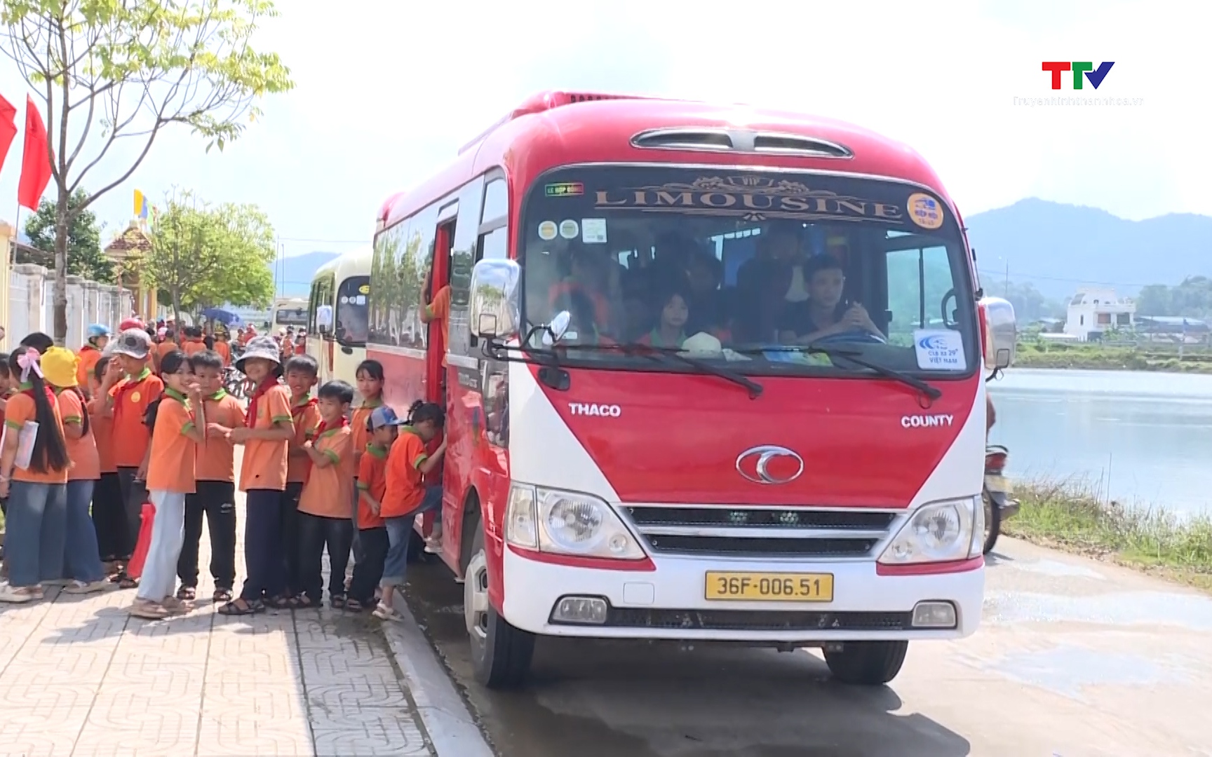 Kiểm tra, xử lý xe đưa đón công nhân vi phạm quy định trật tự giao thông- Ảnh 1. Tăng cường công tác phối hợp quản lý xe đưa đón học sinh