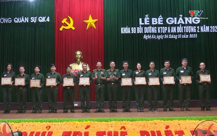 Quân khu 4 bế giảng lớp bồi dưỡng kiến thức quốc phòng và an ninh