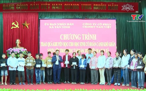 Trao quà cho trẻ mồ côi, có hoàn cảnh khó khăn tại 2 xã miền núi- Ảnh 1. Trao 200 suất quà khuyến học cho học sinh xã Tân Ninh