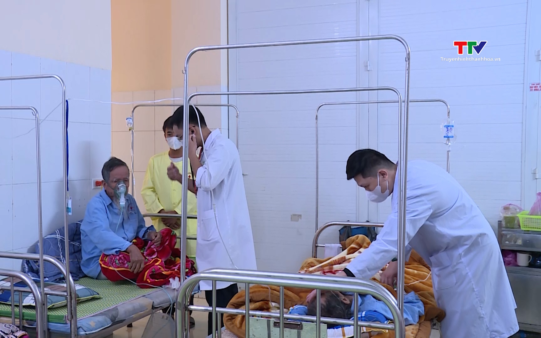 Thời tiết chuyển lạnh ảnh hưởng đến sức khỏe người cao tuổi- Ảnh 1. Thời tiết thất thường, bệnh nhân phổi tắc nghẽn mạn tính gia tăng tại Thanh Hóa