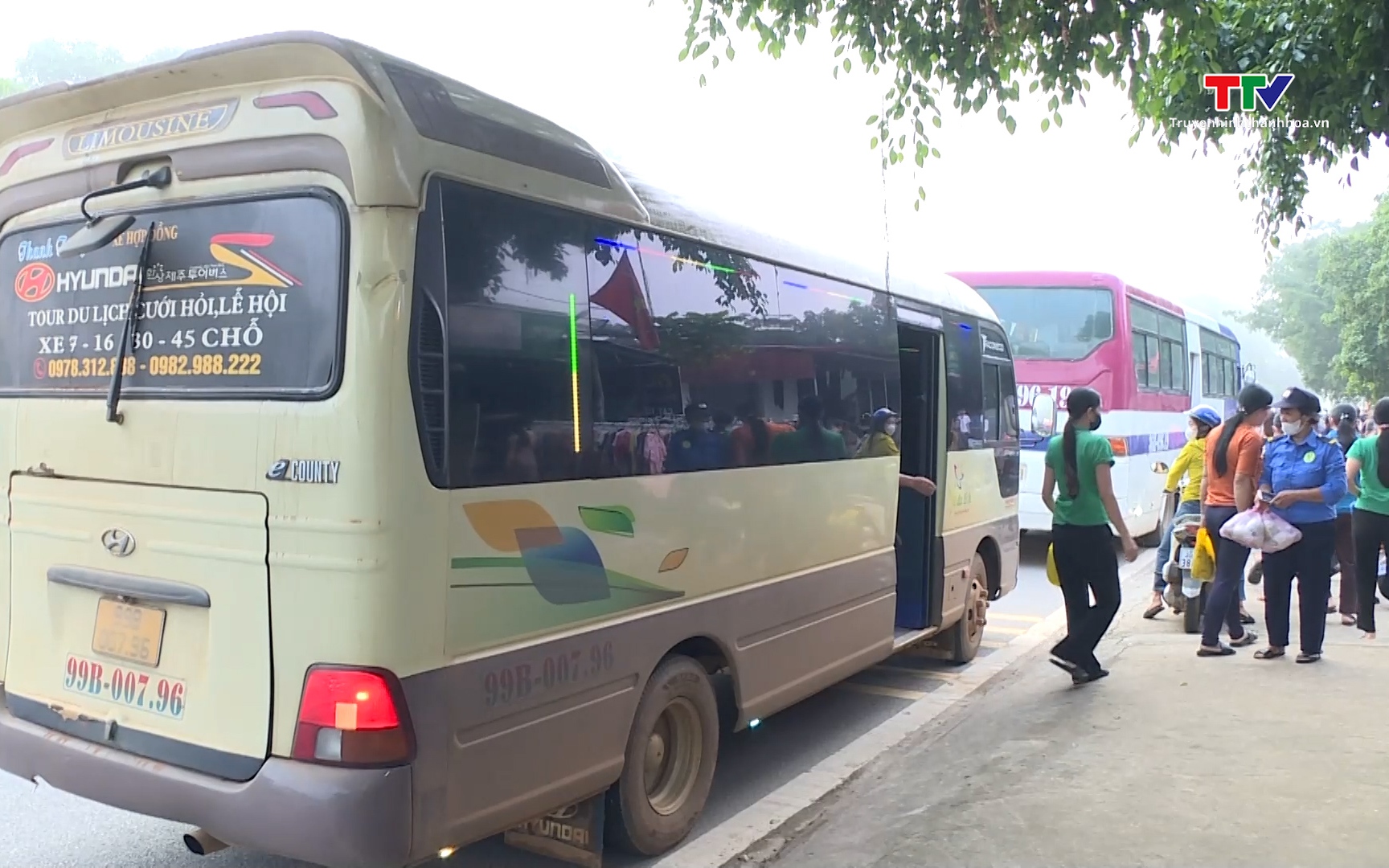 Gần 600.000 tin nhắn, cuộc gọi phán ánh tình hình giao thông- Ảnh 1. Cần kiểm tra, xử lý xe đưa đón công nhân vi phạm quy định trật tự giao thông