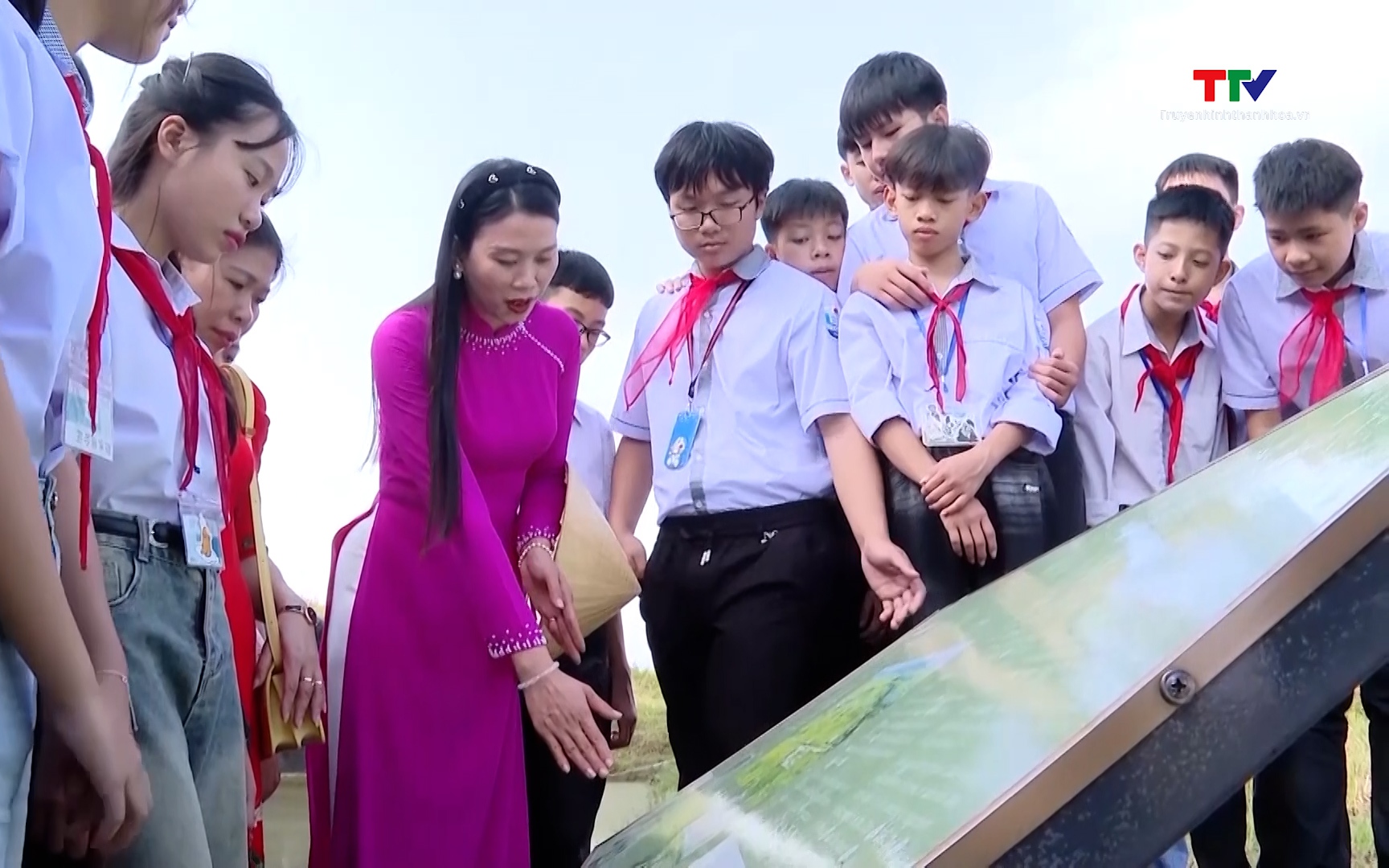 Lan tỏa t&igrave;nh y&ecirc;u di sản Th&agrave;nh Nh&agrave; Hồ qua lăng k&iacute;nh học tr&ograve;