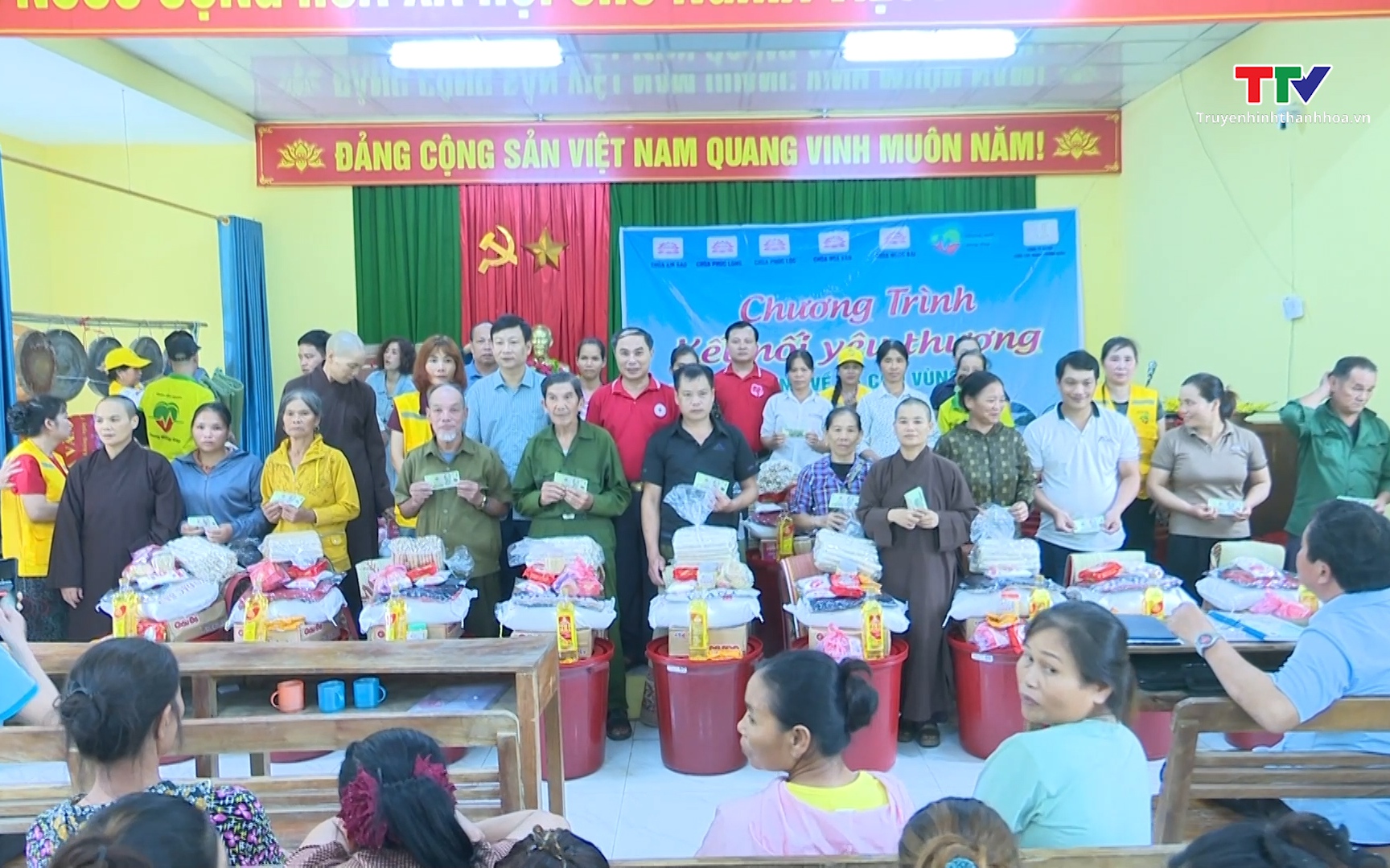 Trao tặng 100 suất quà cho hộ nghèo và hộ có hoàn cảnh khó khăn tại xã Bá Thước
