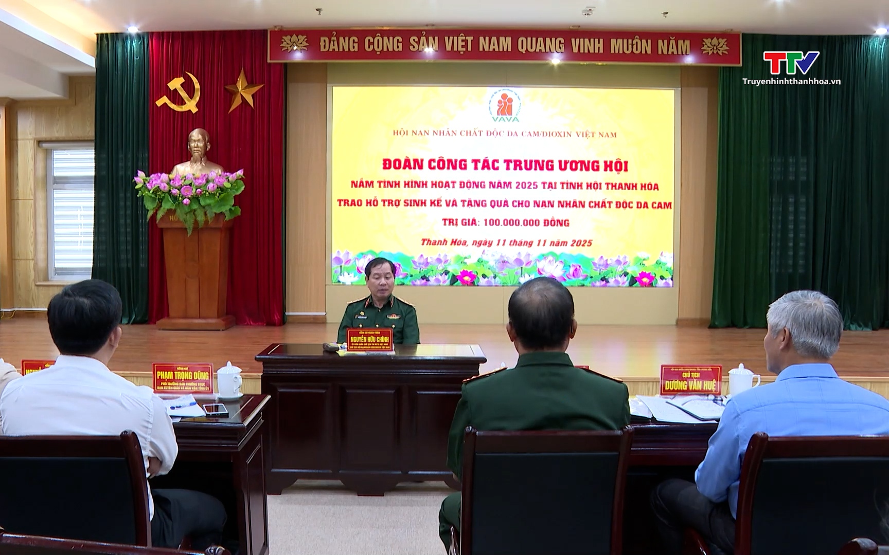 Trao tiền và quà hỗ trợ thiệt hại do thiên tai