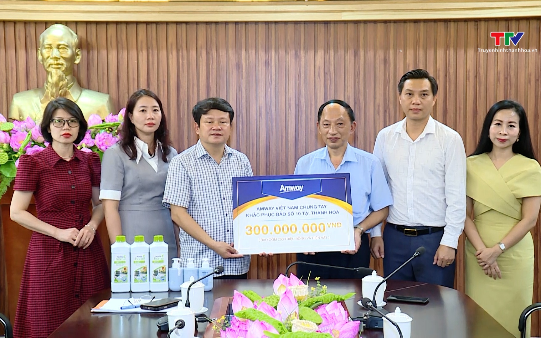 Phó Bí thư Thường trực Tỉnh ủy Nguyễn Hồng Phong
thăm hỏi và trao nguồn hỗ trợ cho các tỉnh bị thiệt hại do mưa lũ- Ảnh 1. Tiếp nhận hơn 78 tỷ đồng ủng hộ đồng bào bị thiệt hại do bão số 10 gây ra tính đến ngày 11/11/2025