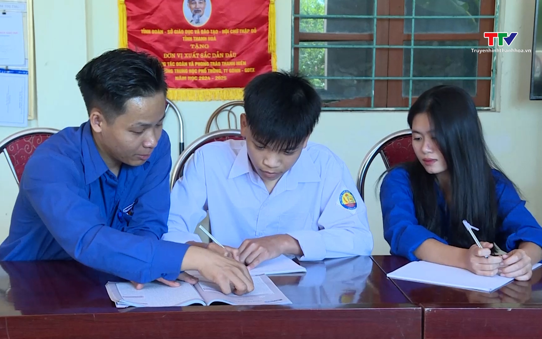 20/11 ở những ngôi trường biên giới- Ảnh 1. Khi thầy giáo là người bạn đồng hành