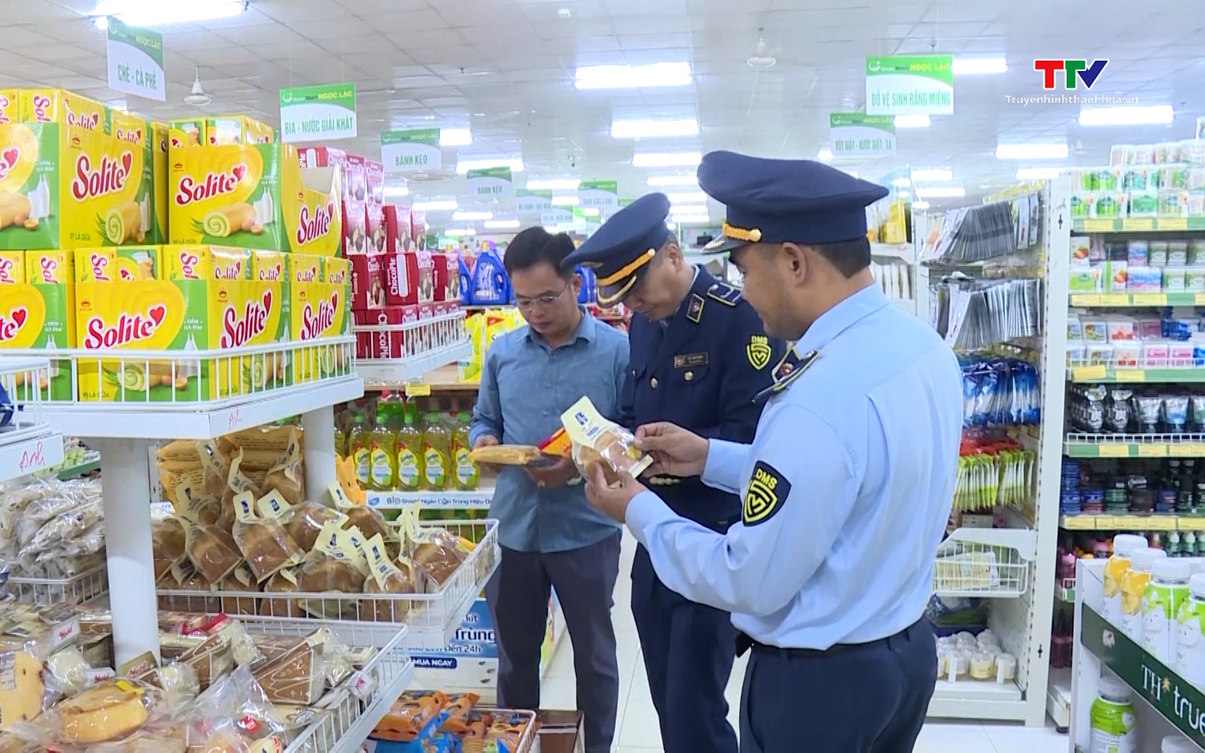 Giá thịt lợn các chợ dân sinh giảm nhẹ, sức tiêu thụ tăng trở lại- Ảnh 1. Ổn định giá cả thị trường cuối năm