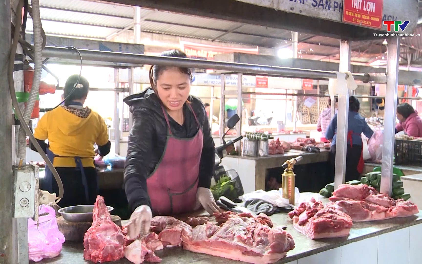 Giá lợn có thể tăng trong dịp Tết Nguyên đán- Ảnh 1. Giá thịt lợn các chợ dân sinh giảm nhẹ, sức tiêu thụ tăng trở lại