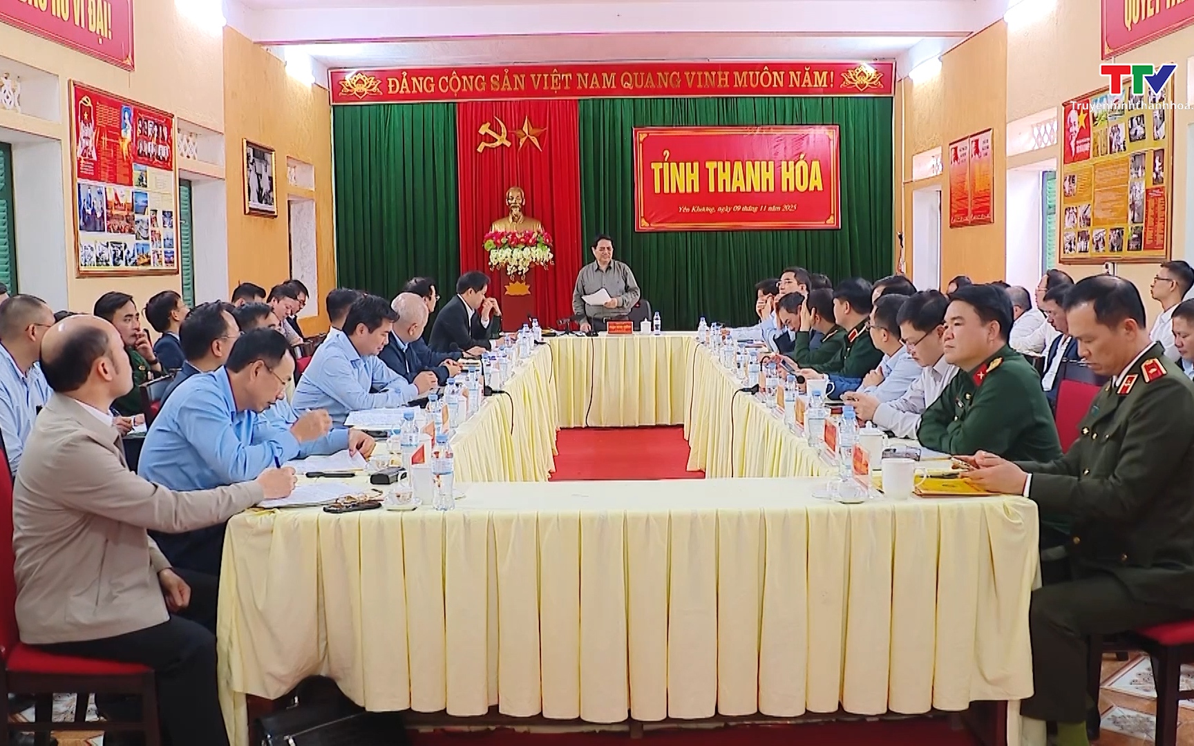 Thủ tướng Chính phủ đối thoại với nông dân năm 2025- Ảnh 1. Thủ tướng Chính phủ làm việc với Thường trực Tỉnh uỷ Thanh Hóa