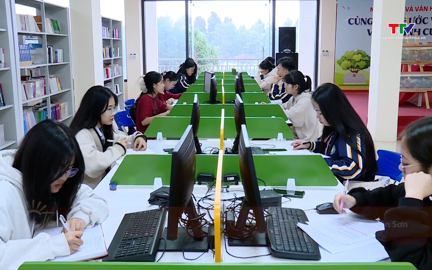 Khánh thành và gắn biển công trình thư viện cho trẻ em khó khăn trường THCS Nam Động- Ảnh 1. Thư viện số - bước tiến lớn trong chuyển đổi số ngành giáo dục