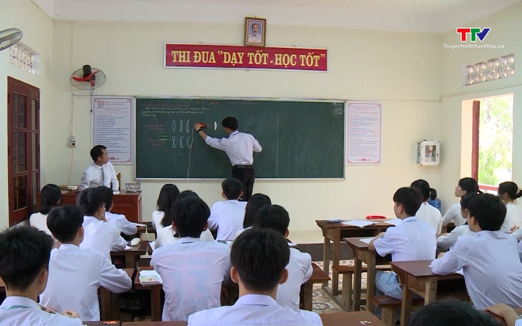 Ban hành khung thí điểm giáo dục AI cho học sinh phổ thông- Ảnh 1. Dự thảo Điều lệ trường phổ thông: Nhiều điểm mới, giảm thủ tục, nâng chất lượng giáo dục