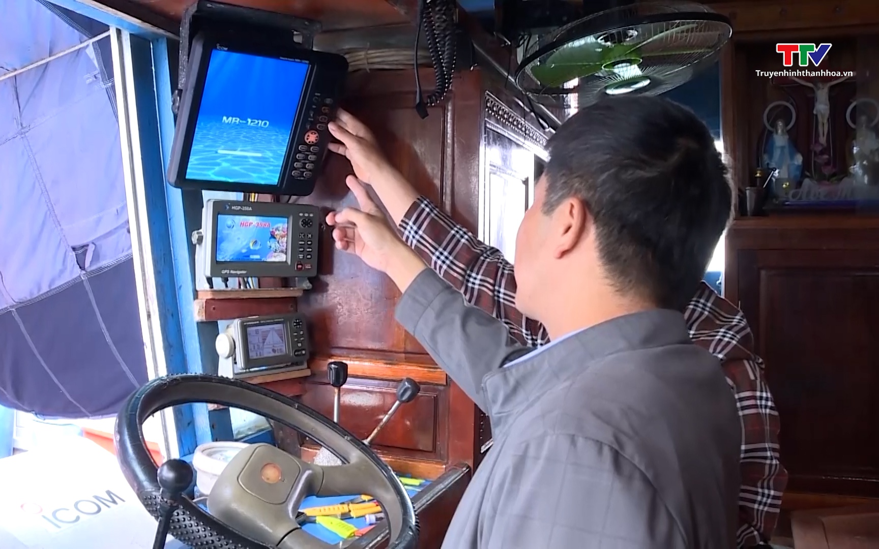 Ba tuần liên tiếp không có tàu cá Việt Nam bị nước ngoài bắt giữ- Ảnh 1. Hỗ trợ ngư dân nâng cấp, thay thế thiết bị giám sát hành trình tàu cá