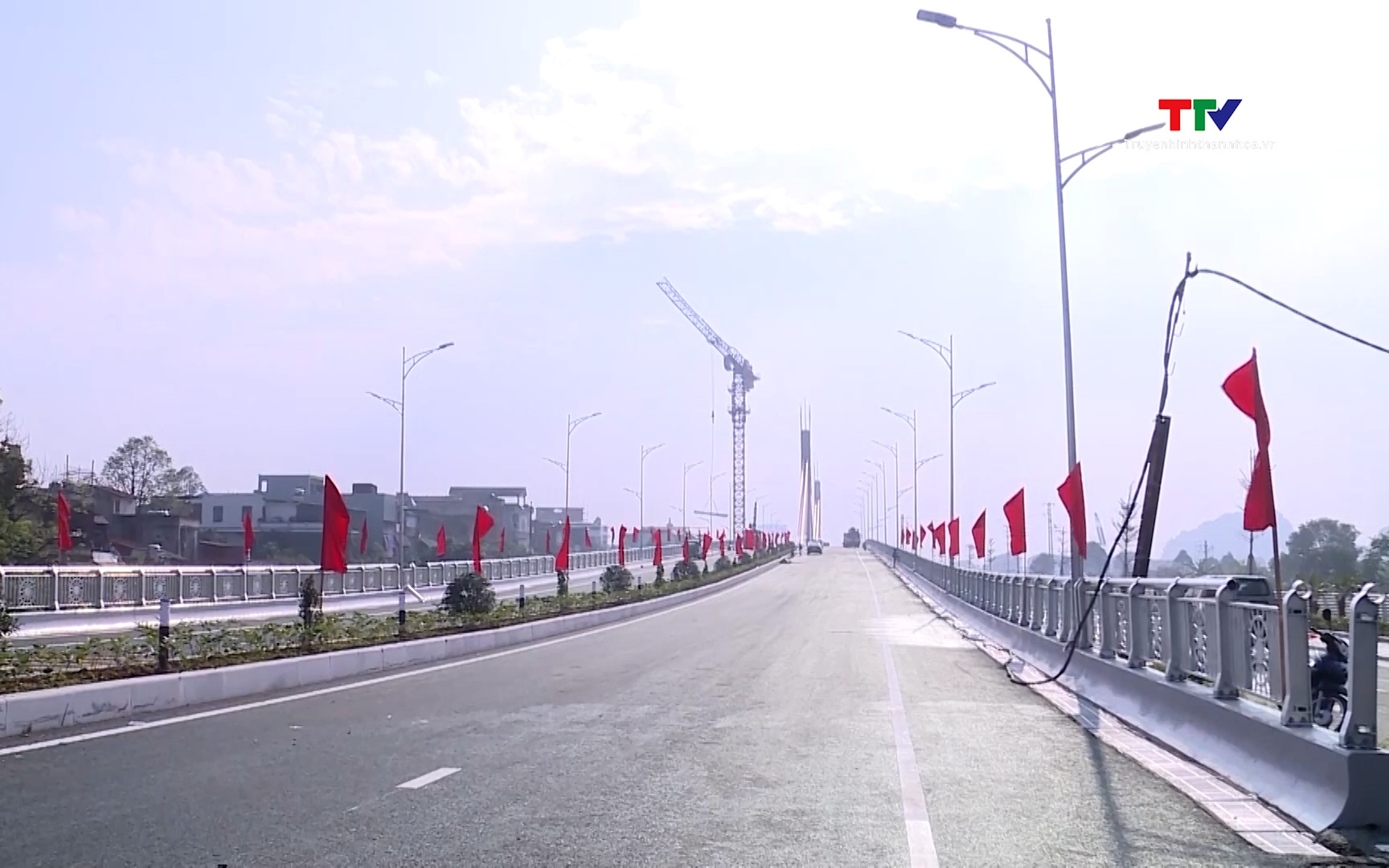 Đường sắt áp dụng nhiều chính sách giảm giá vé tàu năm 2026- Ảnh 1. Cầu vượt đường sắt Bắc - Nam đưa vào khai thác trước Tết Nguyên đán