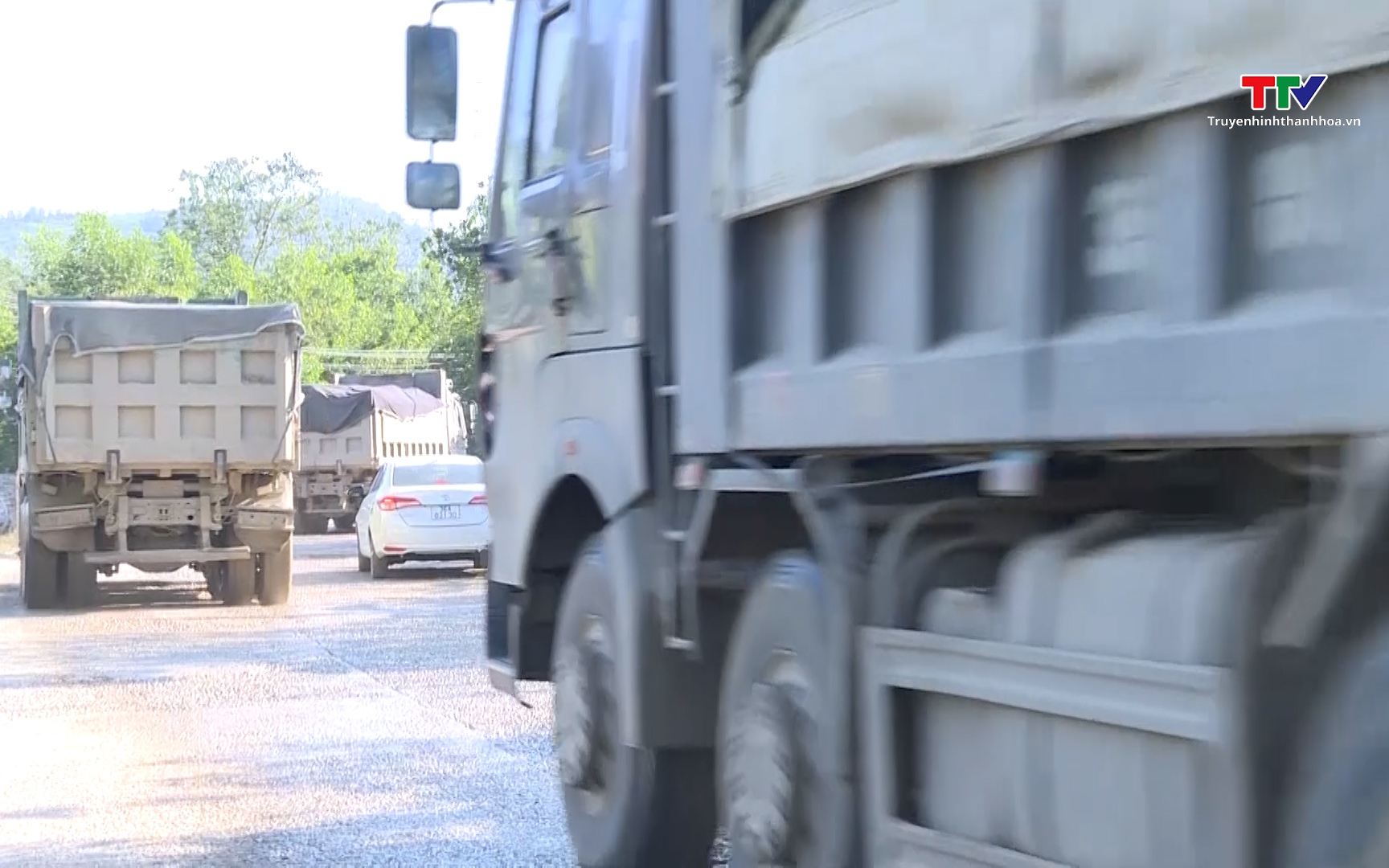 Ngăn chặn xe vận tải hàng hóa vi phạm trước khi xuất phát- Ảnh 1. Khó khăn xử lý xe vận tải hàng hóa