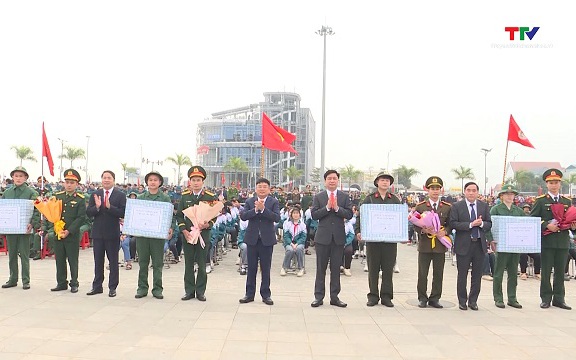 Lễ giao nhận qu&acirc;n tại huyện Y&ecirc;n Định