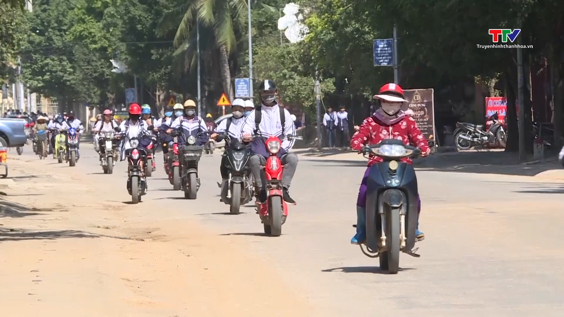 Tiềm ẩn nguy cơ mất an toàn khi học sinh điều khiền xe đạp điện, xe máy điện    - Ảnh 1.