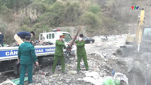 Công an huyện Mường Lát tiêu hủy số lượng lớn vũ khí tự chế- Ảnh 1.