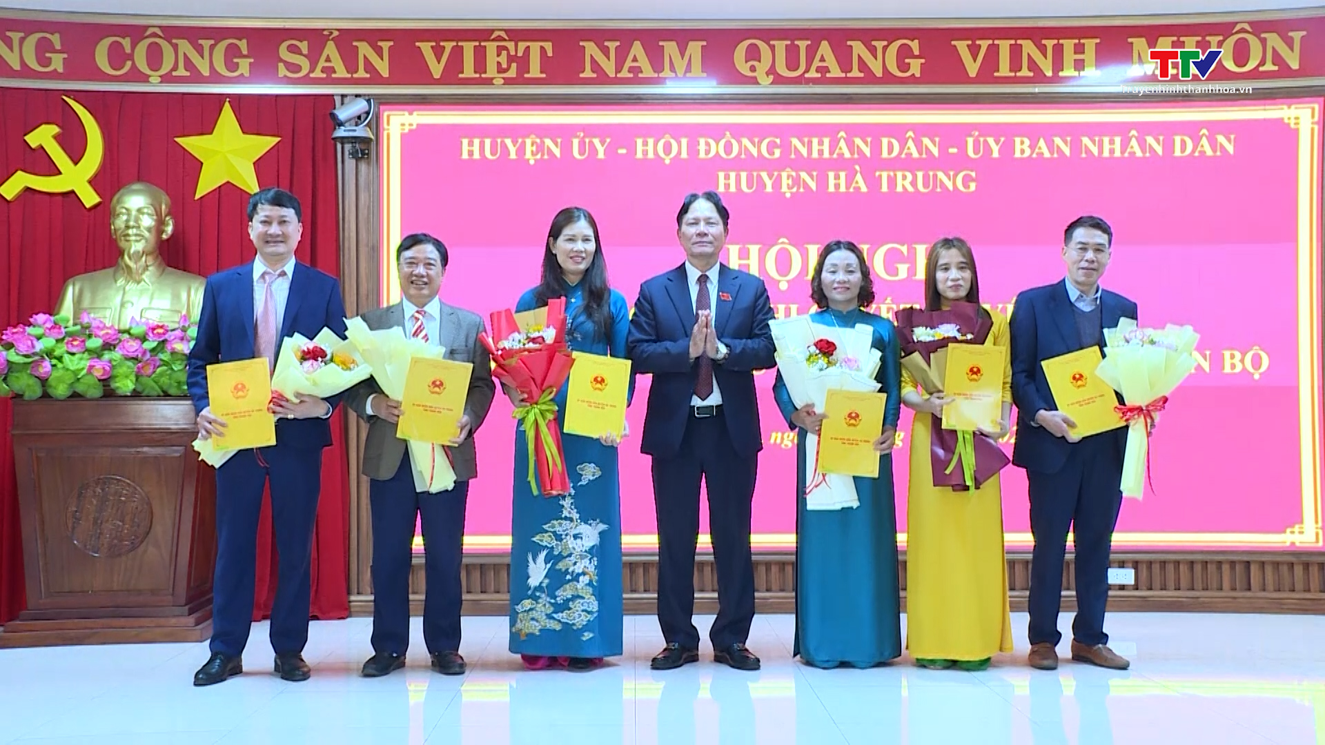 Huyện Hà Trung công bố các quyết định về sắp xếp tổ chức bộ máy và công tác cán bộ- Ảnh 1.