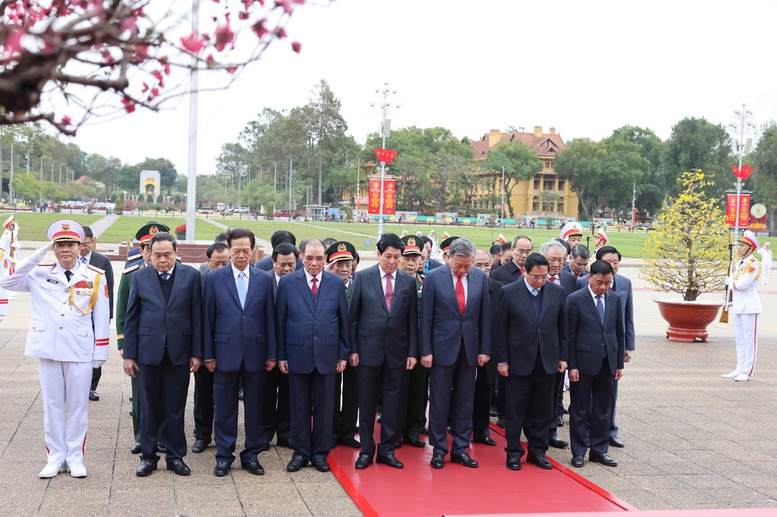 Lãnh đạo Đảng, Nhà nước vào Lăng viếng Chủ tịch Hồ Chí Minh nhân kỷ niệm 95 năm Ngày thành lập Đảng- Ảnh 1.