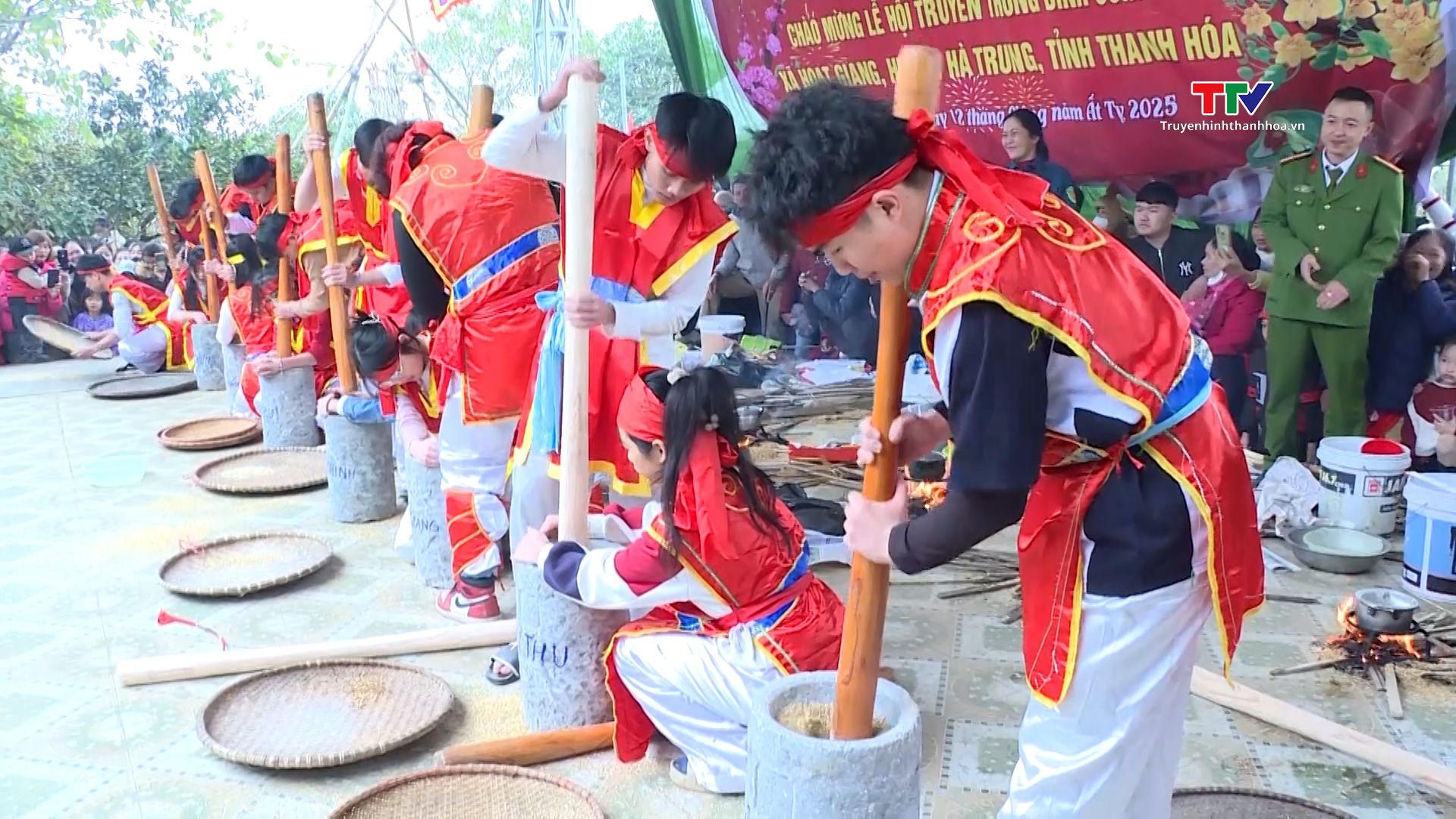 Sôi nổi lễ hội Đình Cơm Thi tại Hà Trung dịp đầu xuân Ất Tỵ- Ảnh 2.