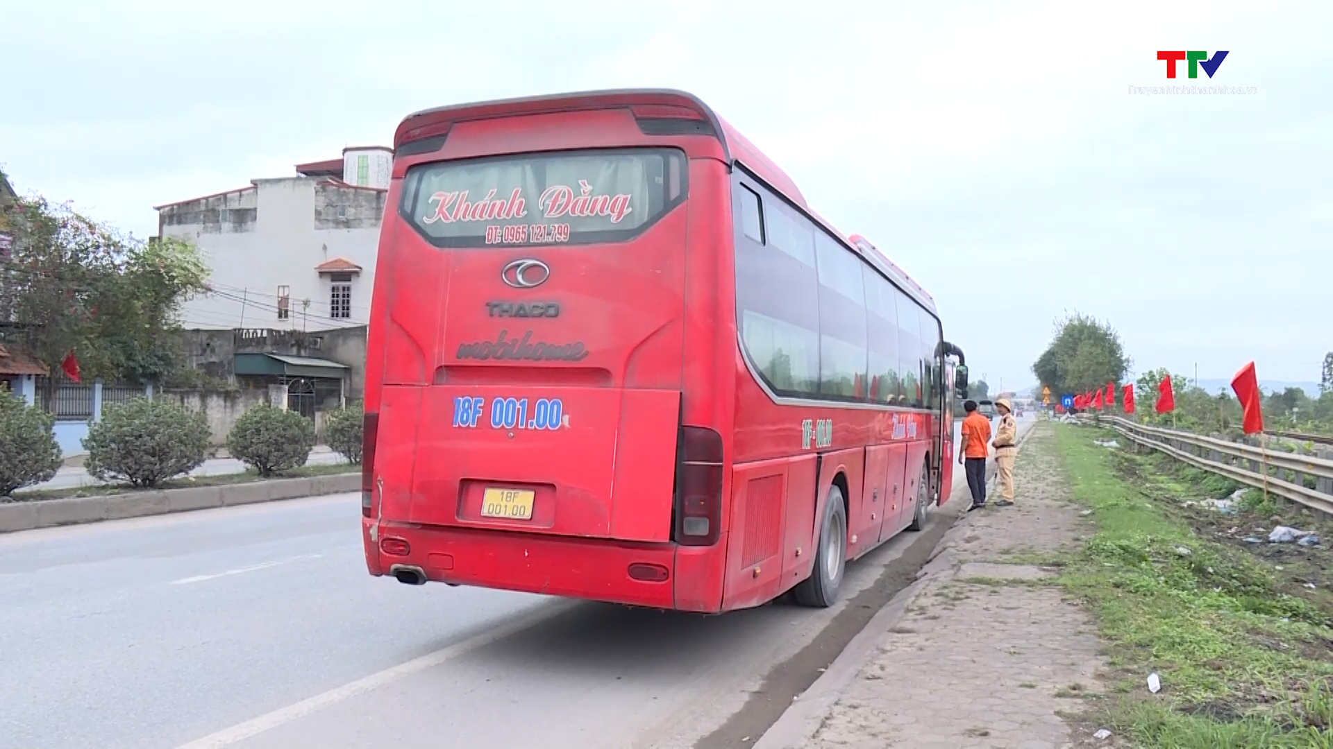 Xử lý nghiêm các phương tiện dừng, đỗ sai quy định trên tuyến Quốc lộ 1A- Ảnh 4.