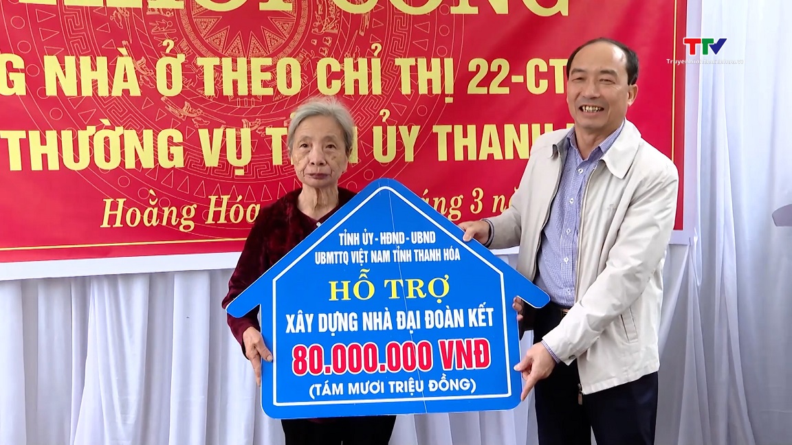 Phó Chủ tịch Thường trực Hội đồng nhân dân tỉnh Lê Tiến Lam dự khởi công nhà và trao biển hỗ trợ xây dựng nhà ở tại huyện Hoằng Hóa- Ảnh 1.