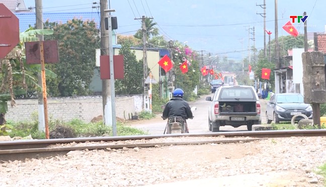 Hiểm họa khôn lường từ lối đi tự mở qua đường sắt- Ảnh 1.